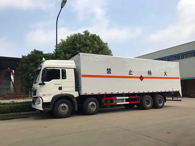 重汽前四后八危险品厢式运输车