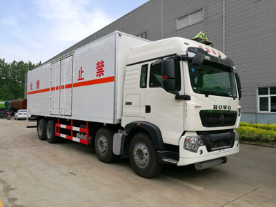 重汽前四后八危险品厢式运输车