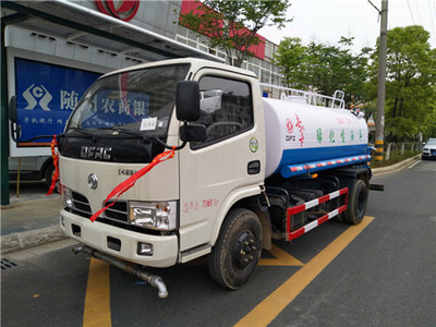 东风5吨洒水车
